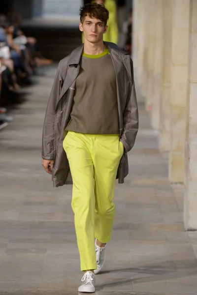 Look 18